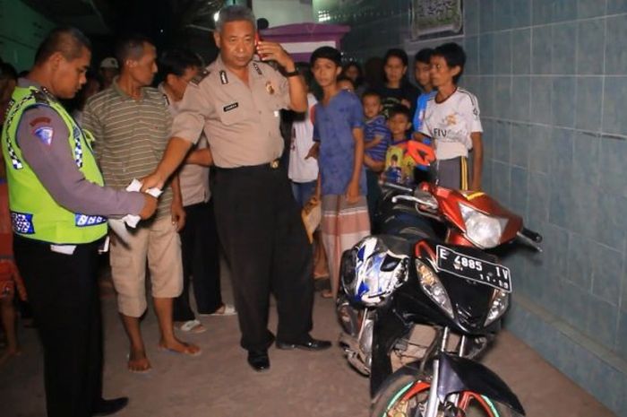 Barang bukti motor Yamaha MX yang ditinggal pelaku setelah menusuk 3 warga dengan pisau