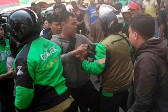 Warga kolong flyover Ciputat, Tangerang Selatan, ngamuk setelah seorang Petugas Brimob menilang dan 