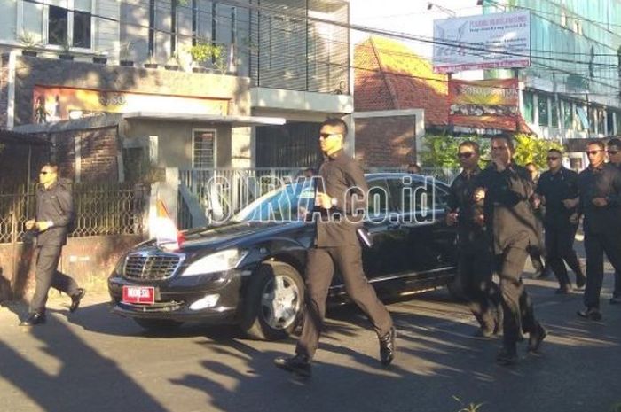Presiden Jokowi saat meninggalkan di Gereja Pantekosta Pusat Jl. Arjuno, Surabaya, Minggu (13/5/2018). 
