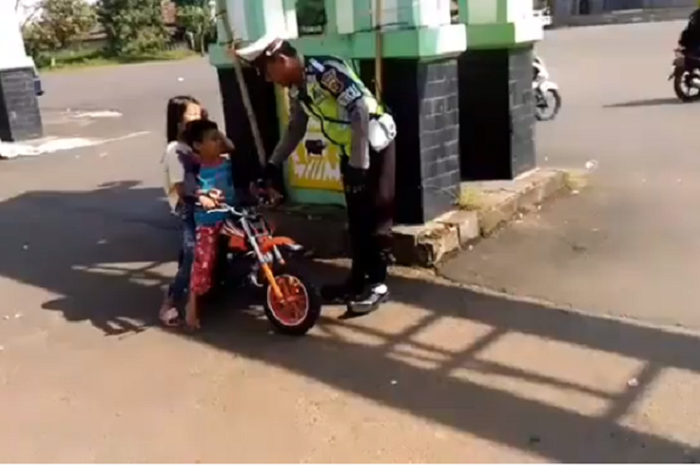 Bocah mengendarai mini bike ditegur polisi