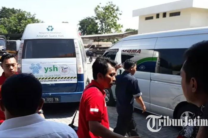 Mobil jenazah yang membawa satu korban tiba di RS Bhayangkara Surabaya