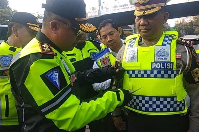 Kapolda Jabar Irjen Pol Agung Budi Maryoto menguji rompi antisenjata tajam dengan menusukkannya pada anggota polisi lalu lintas