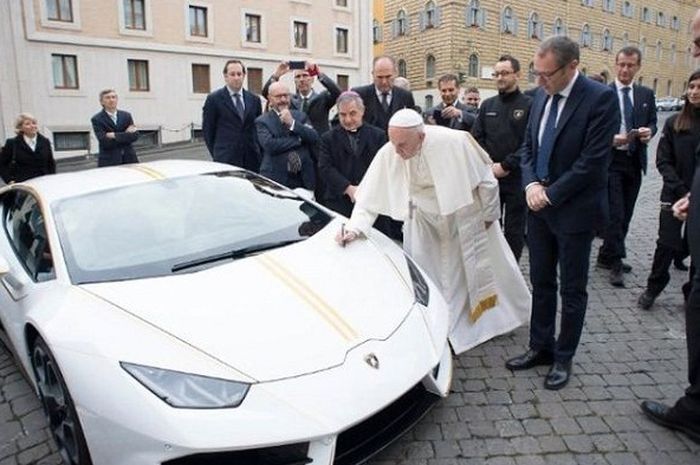 Lamborghini Huracan Eks Paus Fransiskus dilelang dan laku 4 kali lipat harga asli