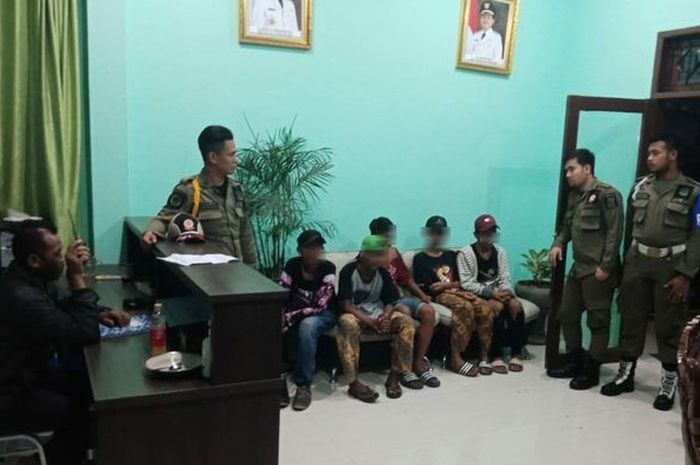 Anak-anak diamankan petugas Satuan Polisi Pamong Praja Kota Tangerang, Kamis (17/5/2018). Salah satu dari anak-anak ini telah melakukan aksi pemalakan terhadap sopir truk sayuran di Pasar Induk Tanah Tinggi, Kota Tangerang. 