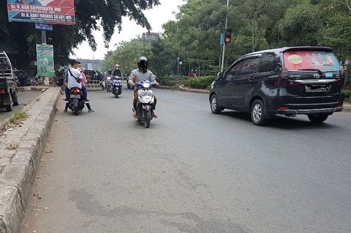 Salah satu pengemudi yang nekat melawan arus di Jalan I Gusti Ngurah Rai, Bekasi