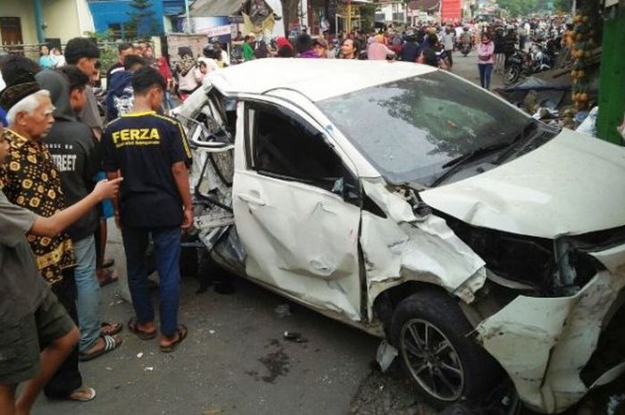 Toyota Calya yang diseruduk oleh truk tronton