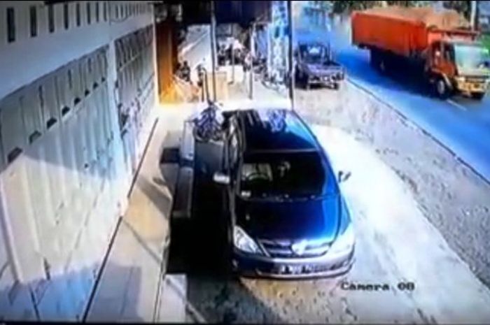 Truk yang melaju kencang terekam CCTV