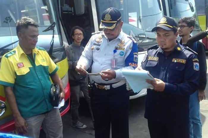 Petugas melakukan pra-ramcheck angkutan lebaran di Terminal Kalideres