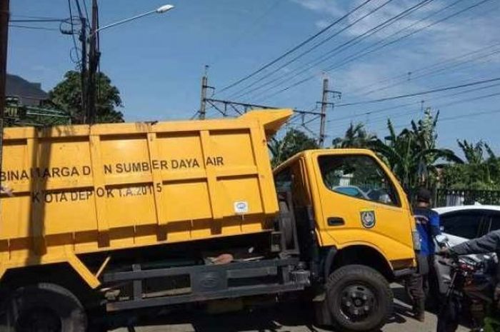 Truk milik Dinas PUPR terperosok masuk parit di Jl Raya Citayam