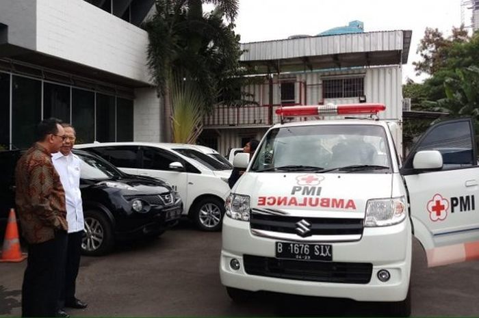 Corporate Communication GM Alfamart, Ivan Hermawan dan Pelaksana Harian Ketua Umum PMI, Ginandjar Kartasasmita di depan dua unit mobil ambulans PMI