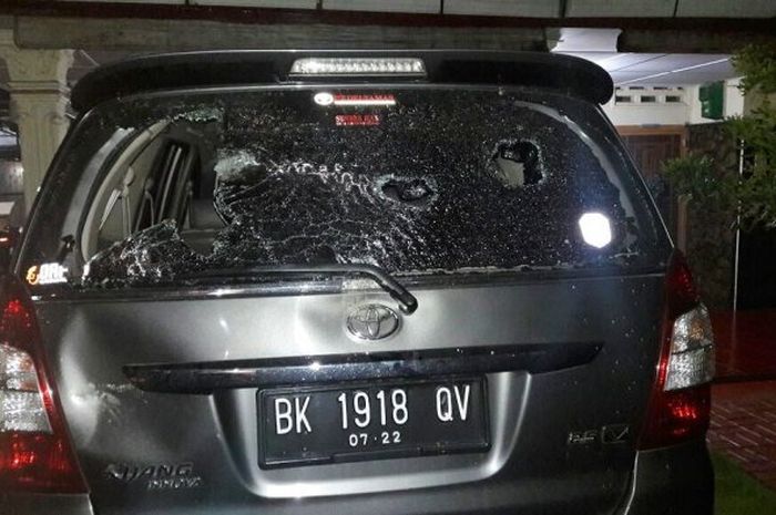 Kaca mobil Innova yang dikendarai Serma Hendrik Sialagan pecah akibat dilempari batu oleh belasan oknum, Selasa (22/5/2018)