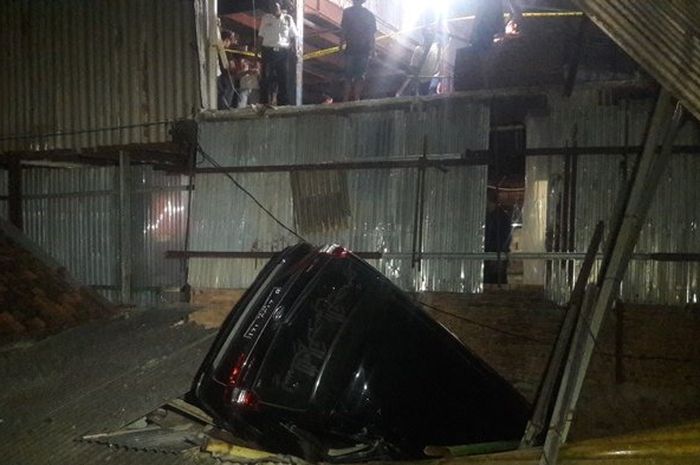 Mobil Daihatsu Xenia jatuh dari tempat parkir menimpa atap rumah warga di Penggilingan, (24/5/2018)