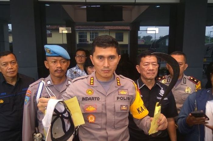 Kapolres Metro Bekasi Kombes Indarto menunjukkan barang bukti kasus pembacokan di flyover Summarecon