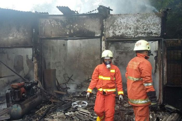 Bengkel yang terbakar di Jatipadang, Pasar Minggu 