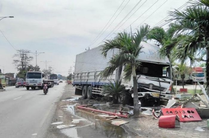 Sebuah truk logistik ringsek