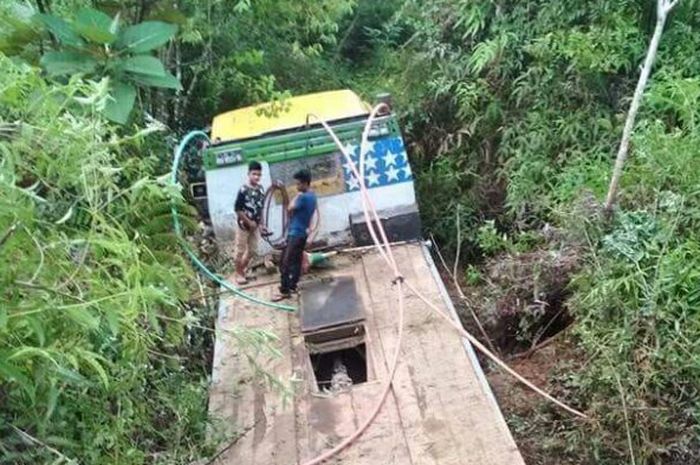 Truk pengangkut alat berat terjun ke dalam jurang sedalam 50 meter, satu sopir tewas