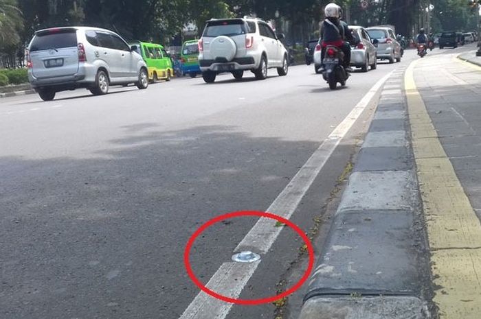 Glass road stud atau paku jalan di Bogor