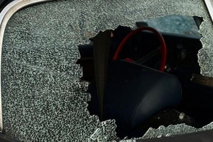 Ilustrasi maling dengan pecah kaca mobil