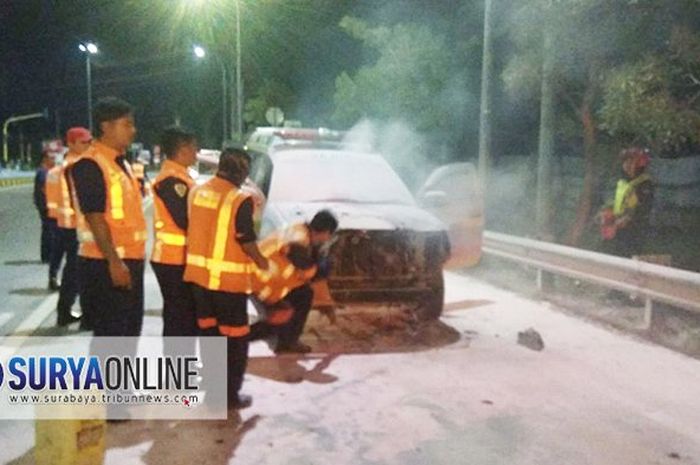 Mobil ambulans RSUD Jombang yang terbakar bagian depannya dan berhasil dipadamkan