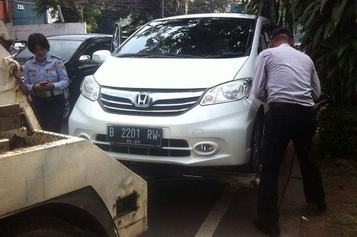 Sudinhub Jakarta Selatan menertibkan parkir liar di depan Pasar Minangkabau, Menteng Atas, Kecamatan Setiabudi, Jakarta Selatan, bersama dengan Satpol PP, TNI, dan Polri, (30/5/2018)