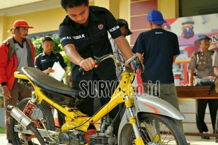 Barang bukti motor trondol yang digunakan geng motor mengeroyok anak SMP di Mojokerto