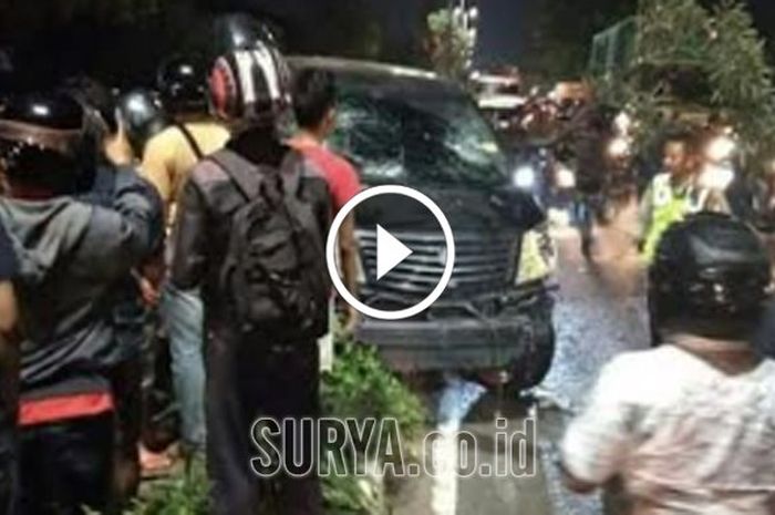 Mobil Toyota Alphard yang terlibat tabrak lari di wilayah Surabaya barat dan akhirnya terhenti di Ge