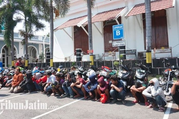puluhan pelajar yang tertangkap polisi karena aksi balap liar di Surabaya