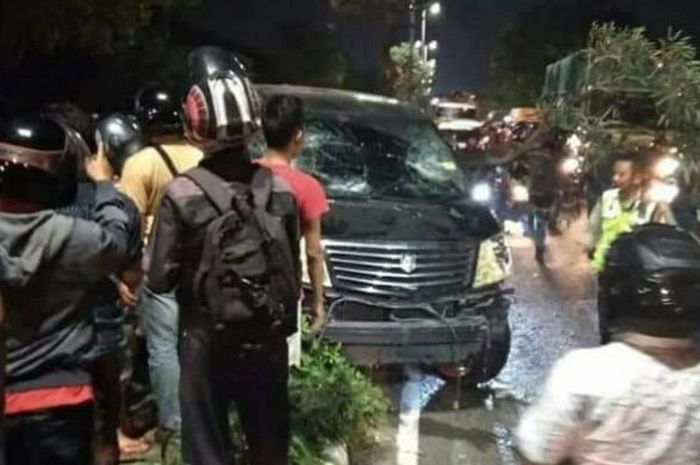 Mobil Toyota Alphard yang terlibat tabrak lari dan akhirnya terhenti