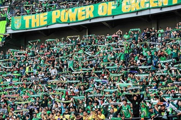 Puluhan ribu Bonek memenuhi tribun Stadion Gelora Bung Tomo