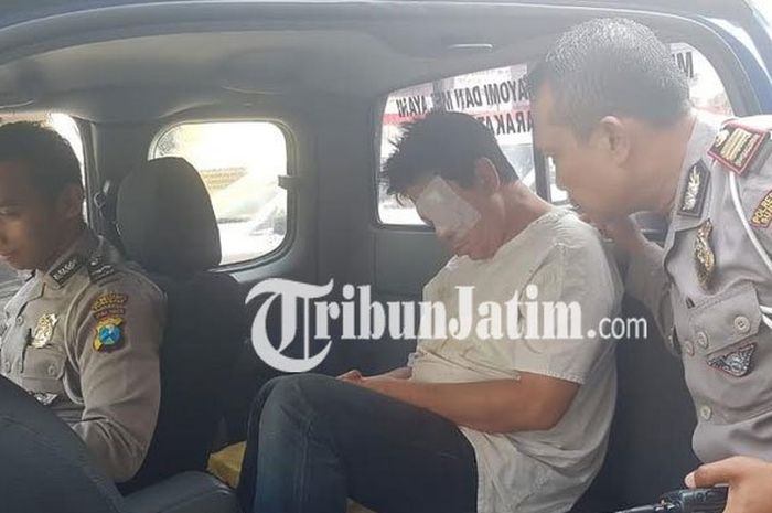 Petugas saat membawa pengemudi mobil Toyota Alphard