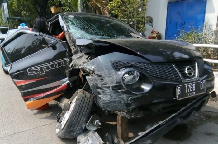 Nissan Juke B 1768 DT yang ditumpangi artis Anisa Bahar mengalami kecelakaan