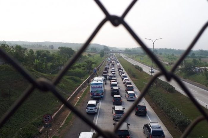 Suasana kepadatan di jalan tol Cipali