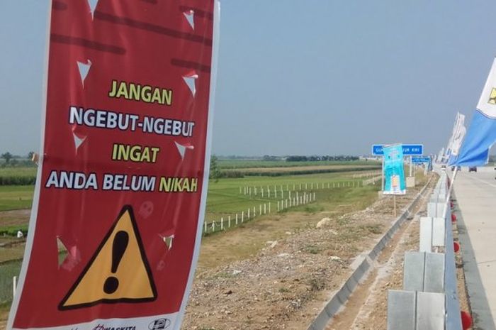 Spanduk unik di tol Pejagan - Pemalang