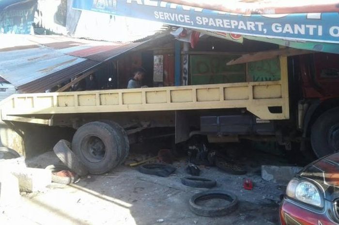 Truk Toyota Dyna serempet Ertiga dan seruduk rumah warga serta sedan dan motor Honda Revo 