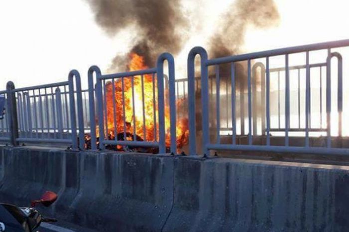 Dua motor terbakar setelah berserempetan di jembatan Suramadu, Madura