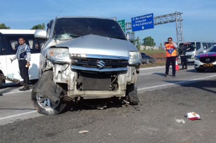 Diduga sopir mengantuk, Suzuki APV alami kecelakaan