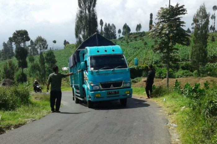 Oknum warga saat tarik pungutan liar di jalur alternatif Candiroto-Dieng