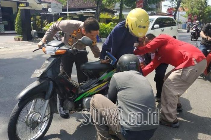 Petugas harus memotong rok seorang ibu karena nyangkut di gear