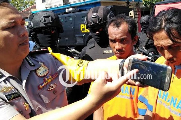 Kapolres Bangkalan AKBP Boby Paludin Tambunan menunjukkan rekaman CCTV, Minggu (24/6/2018) terkait a