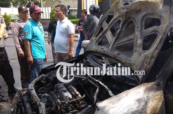 Mobil Honda CRV nopol AG 1633 AT yang terbakar saat diparkir di Jl Dhoho, Kota Kediri, Senin (25/6/2