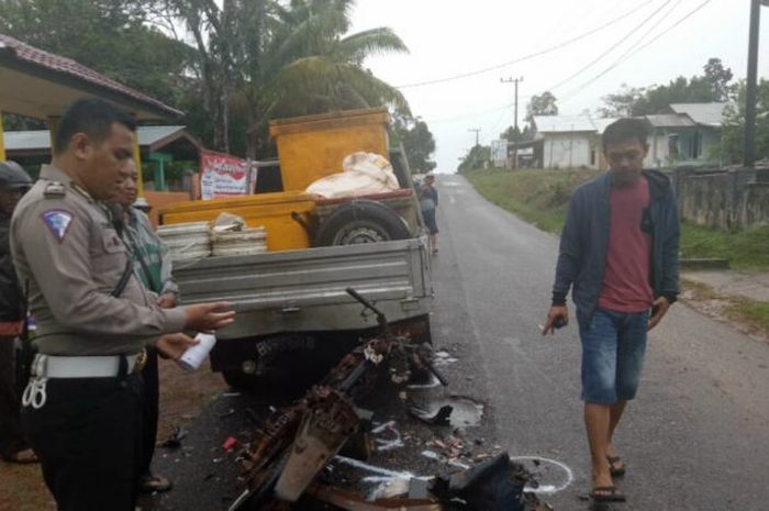 Pihak kepolisian sedang melakukan olah TKP 