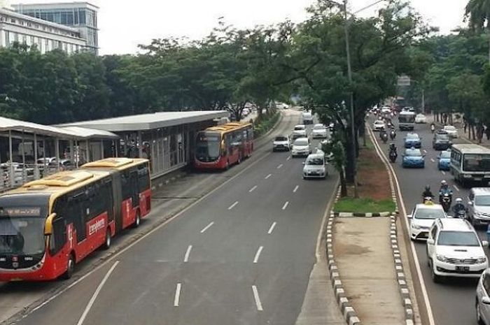 Ilustrasi. Suasana busway dan lalu lintas di Bundaran Senayan, Jakarta Selatan, Selasa (5/1/2016). 