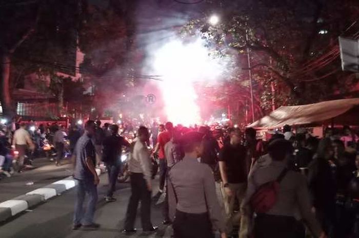 Suporter The Jakmania mengadang mobi lapis baja yang ditumpangi skuat Persib Bandung