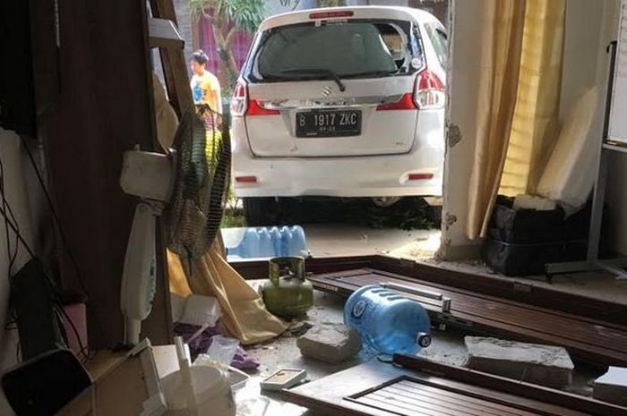 Suzuki Ertiga seruduk rumah, bocah usia delapan tahun jadi korban