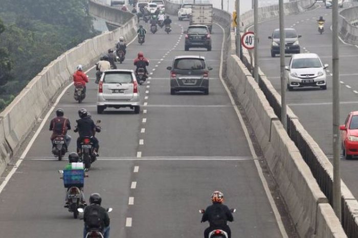 Sejumlah sepeda motor nekat menerobos ke jalan layang non tol (JLNT) Casablanca