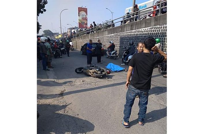 Seorang pengendara motor tewas di lokasi kejadian setelah bertabrakan dengan truk di bawah jembatan Cimindi, Kota Bandung, Selasa (3/7/2018). 
