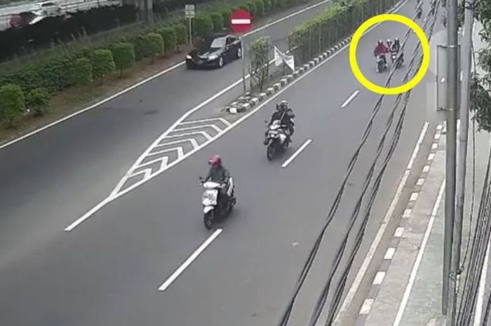 Tangkapan layar CCTV pelaku jambret di Cempaka Putih