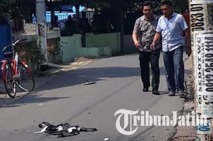 Tas hitam yang dilempar pria misterius yang disebutnya berisi, di Desa Pogar, Kecamatan Bangil, Kabupaten Pasuruan, Kamis (5/7/2018)siang