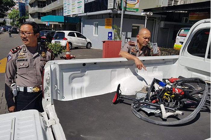 Kapolrestabes Bandung, Kombes Hendro Pandowo, saat melihat bangkai sepeda milik pebalap Hari Fitriadi