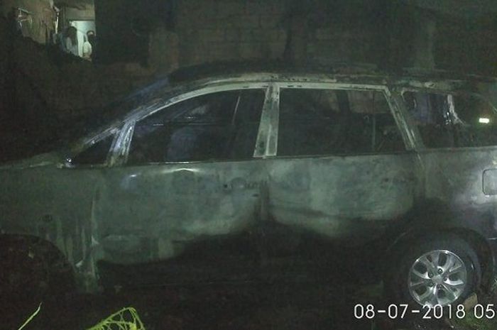 Dua mobil terbakar, diduga akibat sabotase rekan pemilik mobil